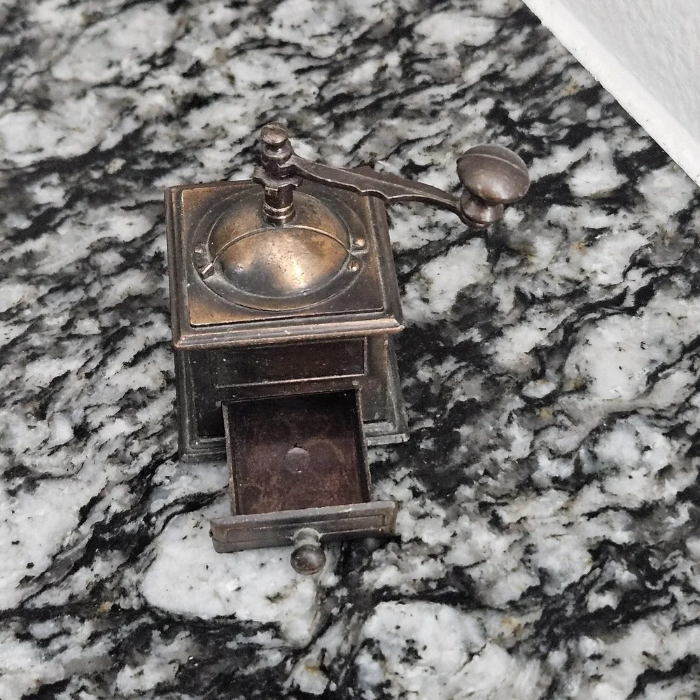 mini die-cast metal collectible old-fashioned‎ coffee grinder pencil sharpener